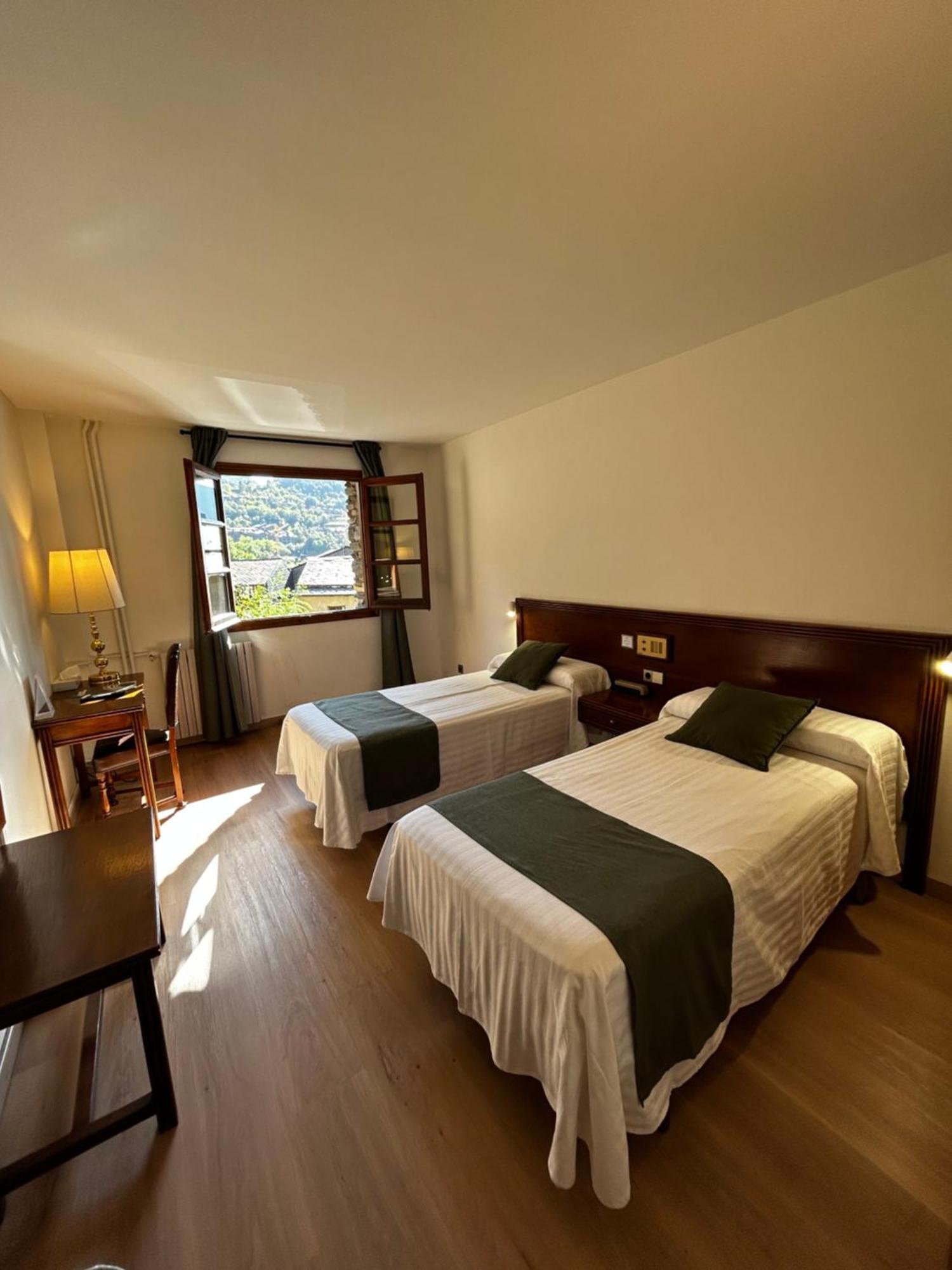 Hotel Santa Barbara De La Vall D'Ordino Exteriör bild