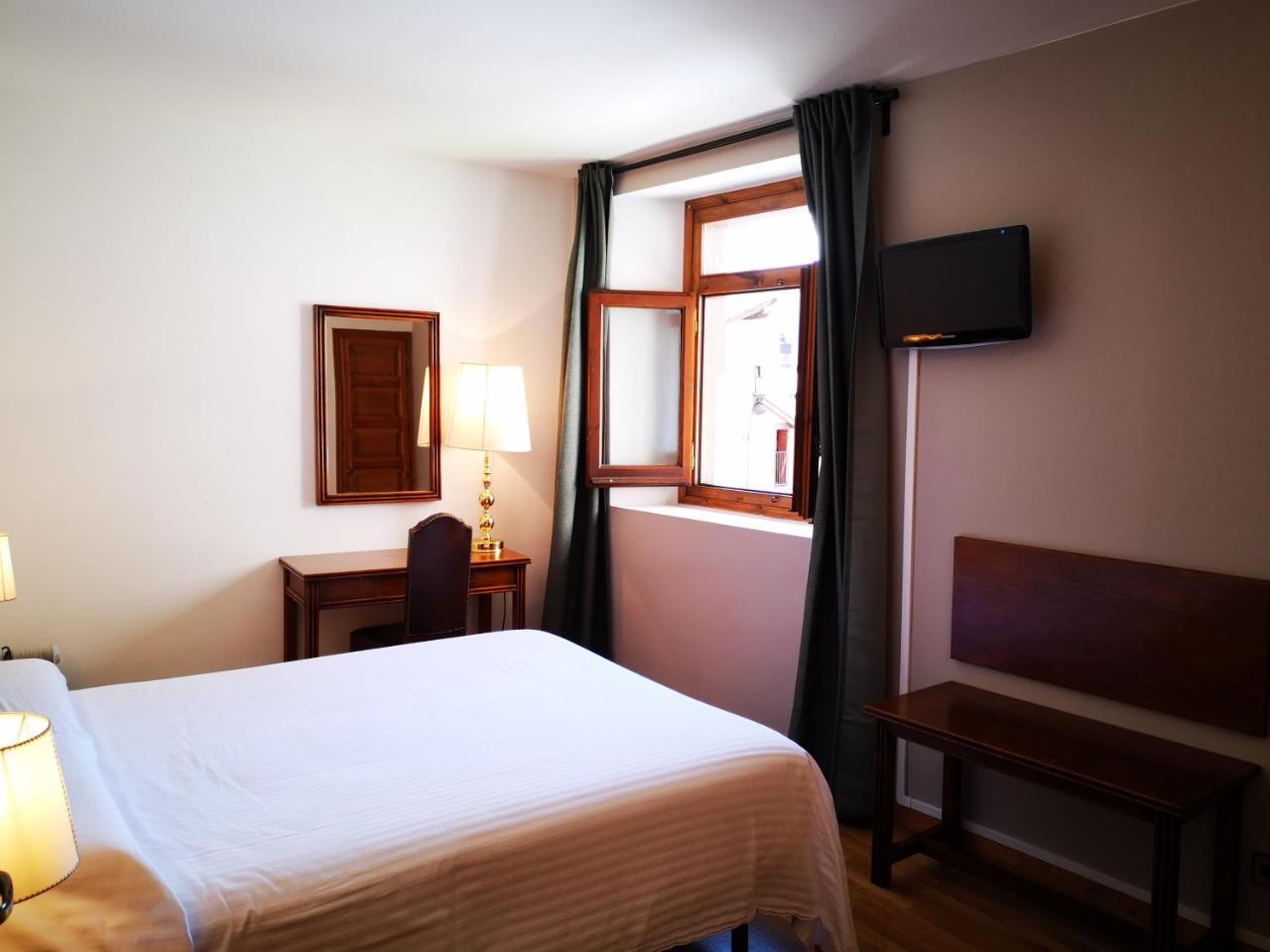 Hotel Santa Barbara De La Vall D'Ordino Exteriör bild