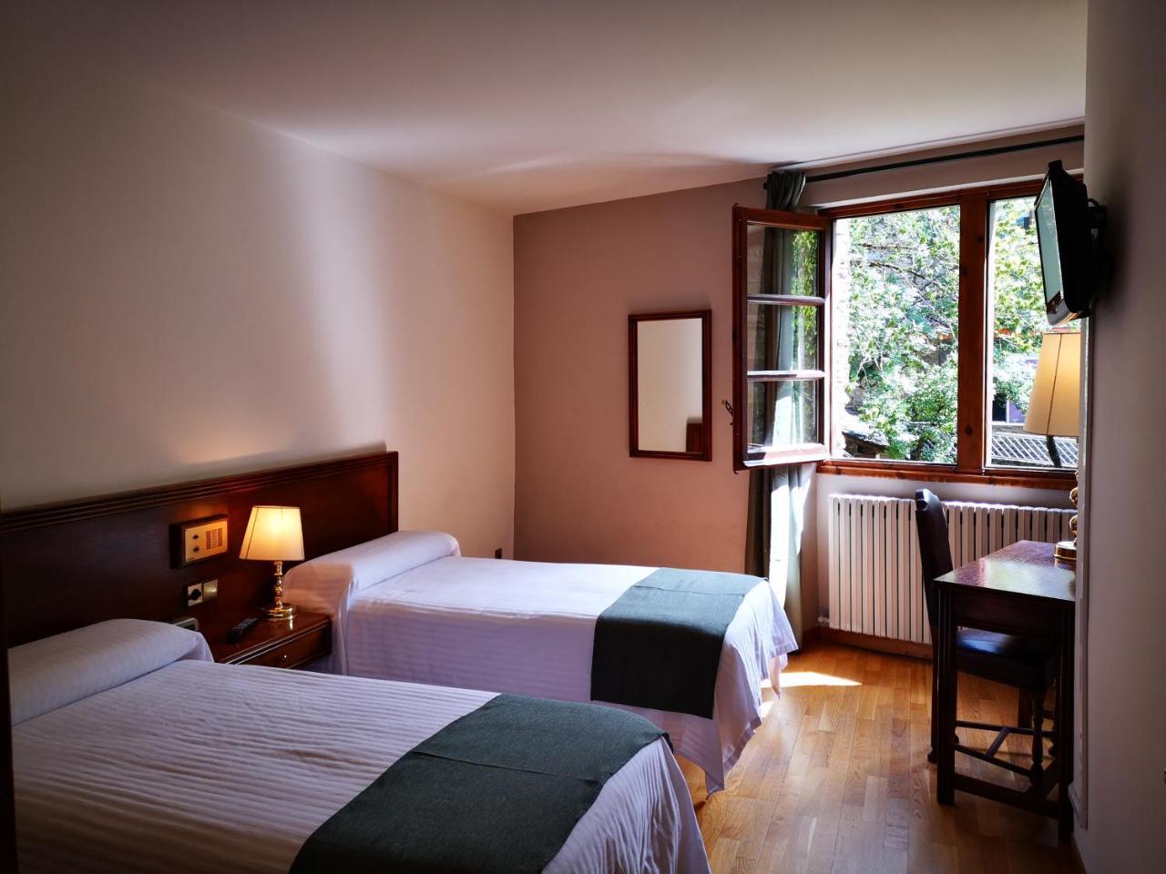 Hotel Santa Barbara De La Vall D'Ordino Exteriör bild